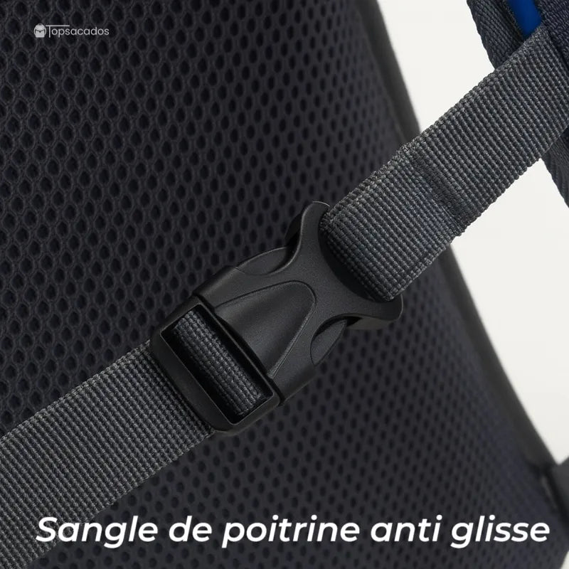 Sac-a-dos-bebe-petite-randonnee zoom sur sangle de poitrine anti-glisse, attache sécurisée sur maille respirante.