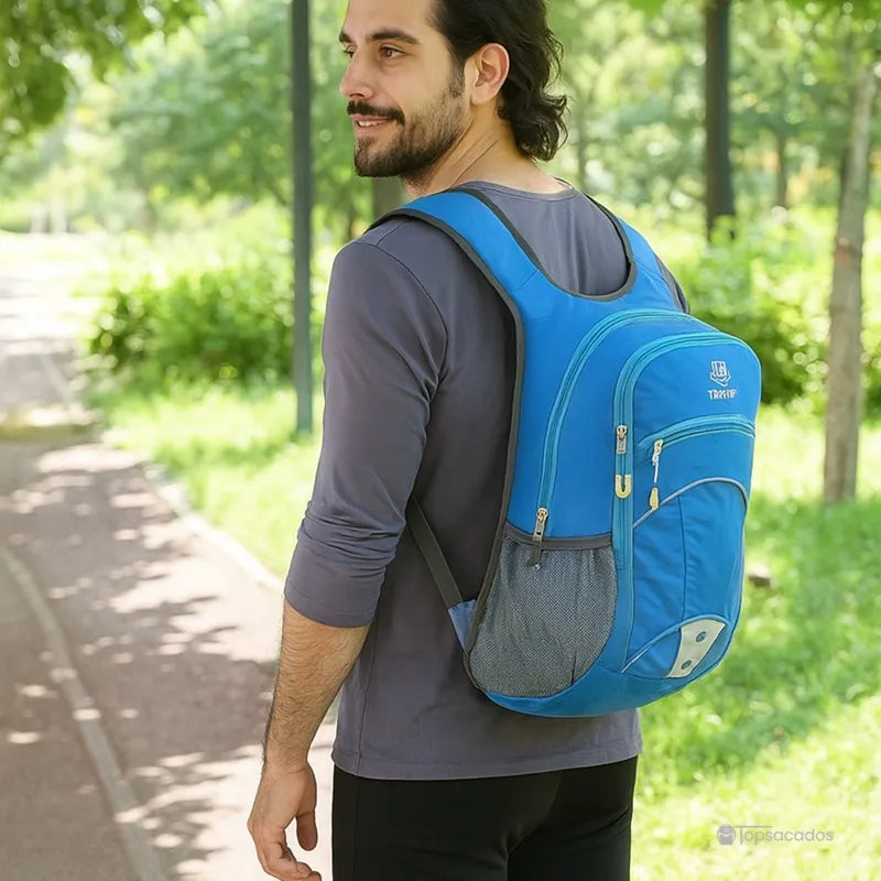 Sac-a-dos-bebe-petite-randonnee porté par un adulte en marche dans un parc, confort et légèreté au quotidien.