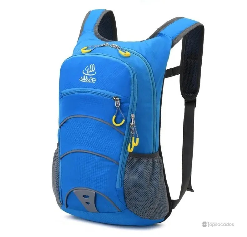 Sac-a-dos-bebe-petite-randonnee bleu avec poches multiples, fond blanc, idéal pour enfants en sortie nature.