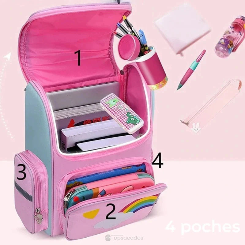 sac a dos petite section rose ouvert montrant ses quatre poches de rangement pratiques pour stylos, cahiers, trousses et bouteille