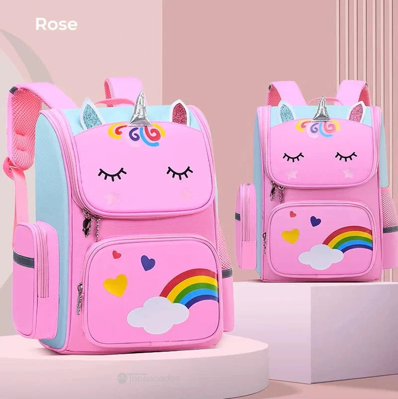 sac a dos petite section rose licorne avec motif arc-en-ciel et coeurs, présenté en double exemplaire sur fond rose poudré