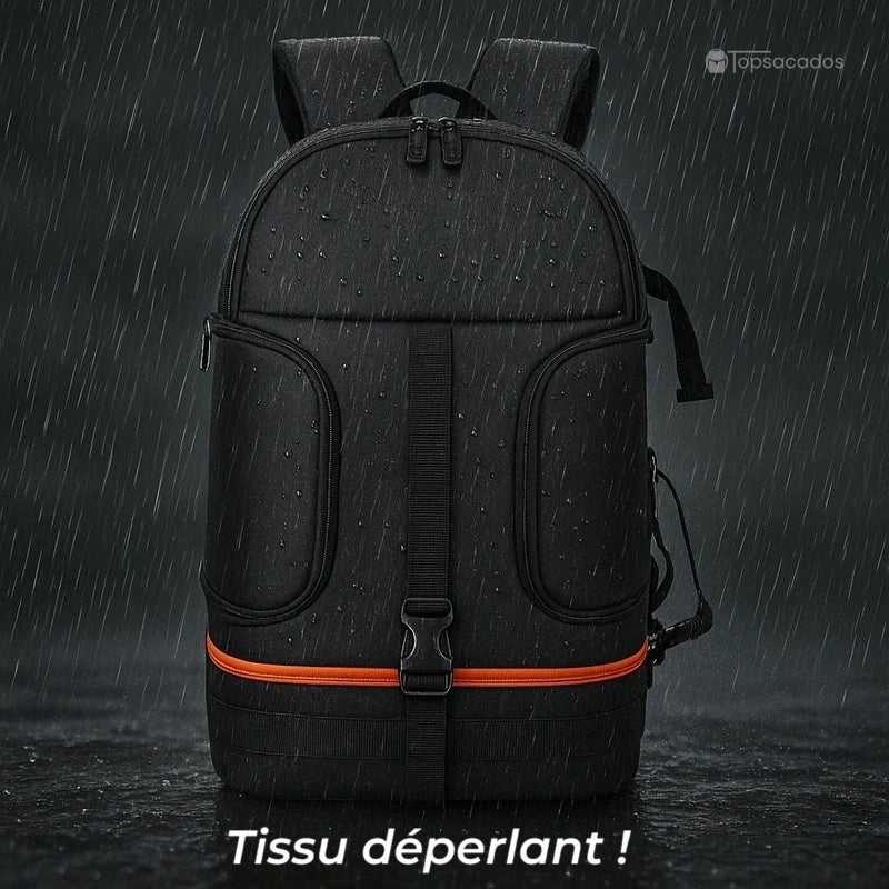 Sac à dos photo noir sous la pluie sur fond sombre, illustrant un tissu déperlant avec gouttelettes en extérieur