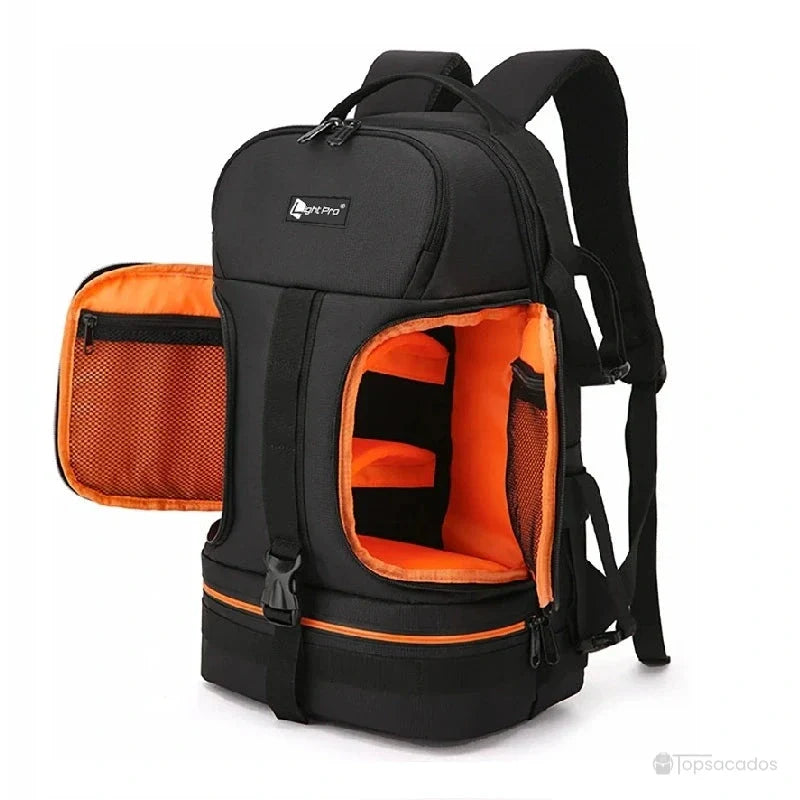 Sac à dos photo noir avec intérieur orange vif, ouvert pour montrer les compartiments modulables et les poches latérales