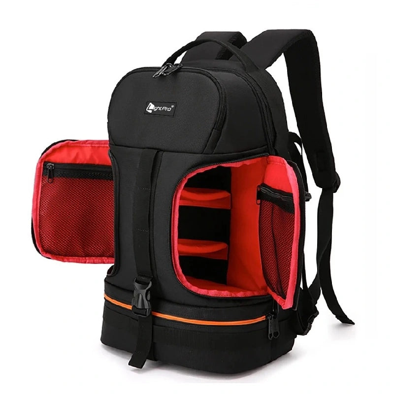 Sac à dos photo noir avec intérieur rouge vif, ouvert sur les poches latérales et compartiments ajustables visibles