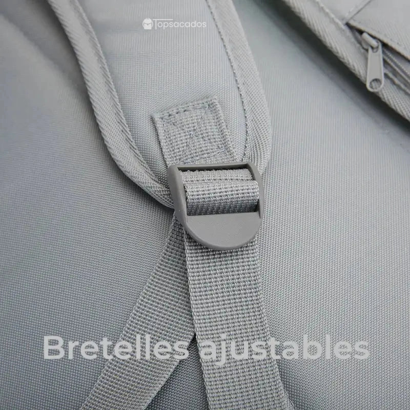 Sac à dos picnic isotherme avec zoom sur les bretelles ajustables grises et leur boucle renforcée.