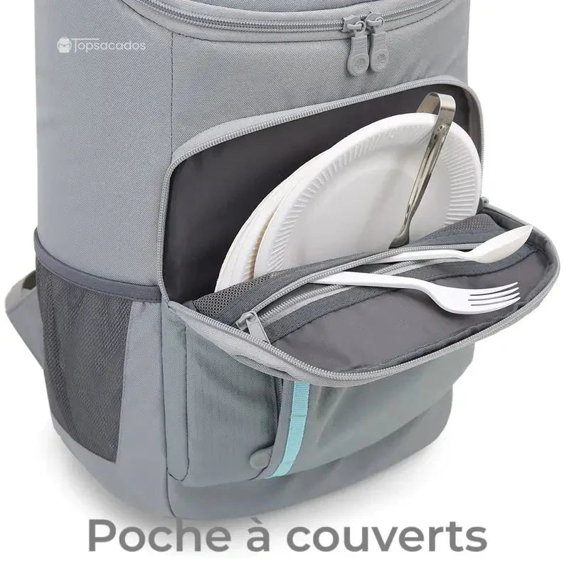 Sac à dos picnic isotherme avec poche à couverts ouverte contenant des assiettes et des ustensiles en plastique.