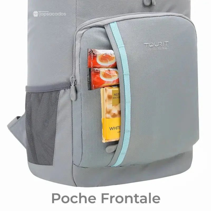 Sac à dos picnic isotherme avec poche frontale partiellement ouverte, remplie de snacks et barres emballées.