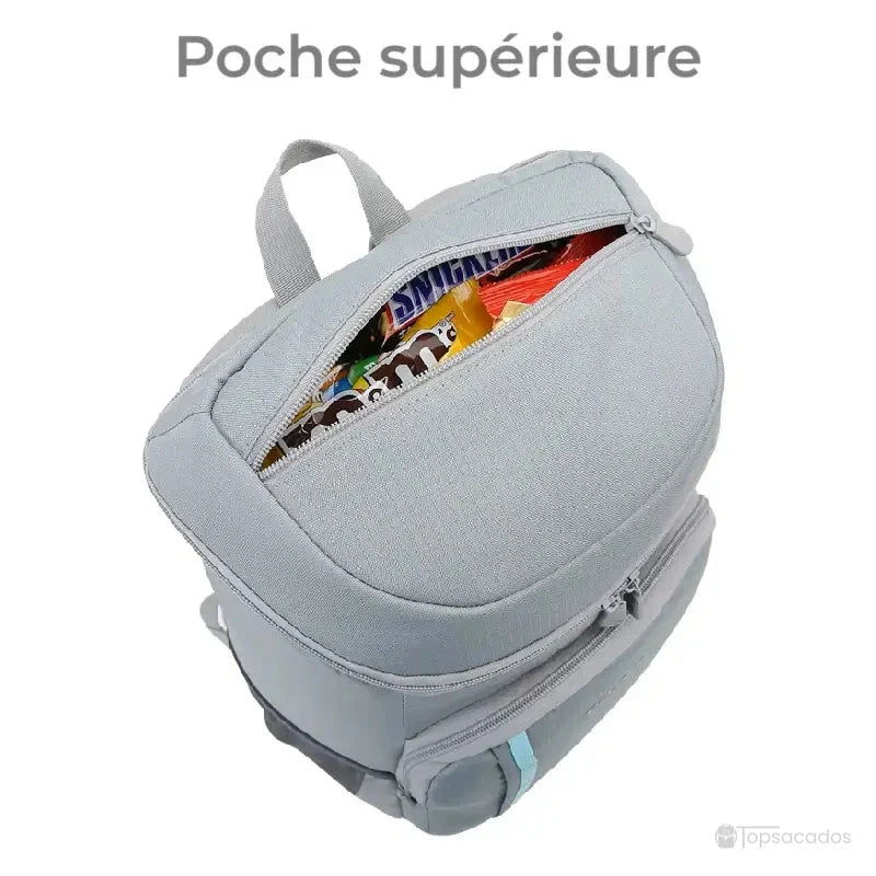 Sac à dos picnic isotherme vu du dessus, avec poche supérieure ouverte remplie de friandises et barres chocolatées.