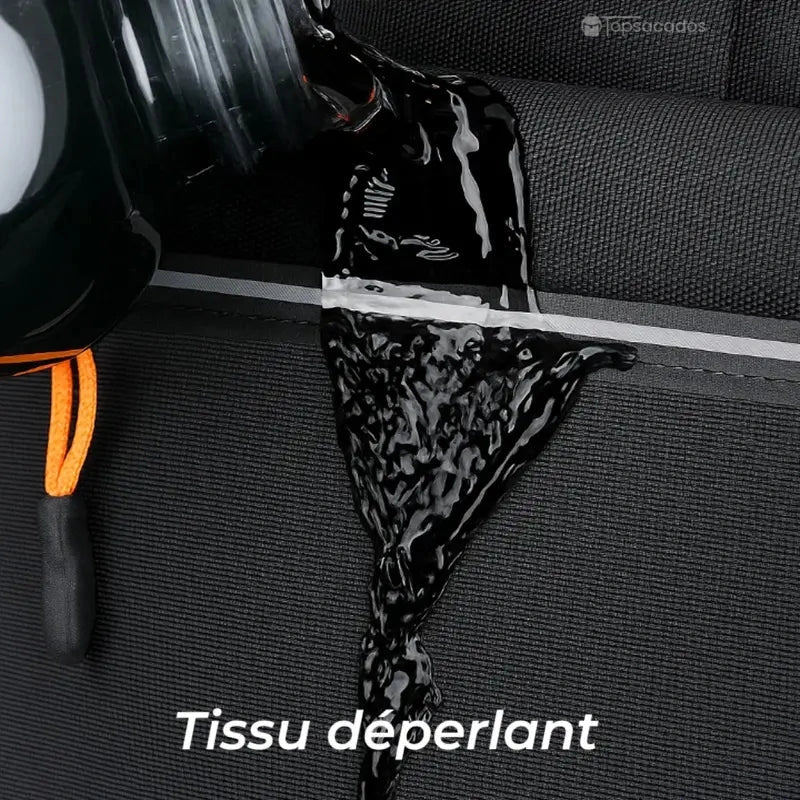 Sac a dos pour cours noir avec tissu déperlant démontré par un liquide versé qui perle à la surface.