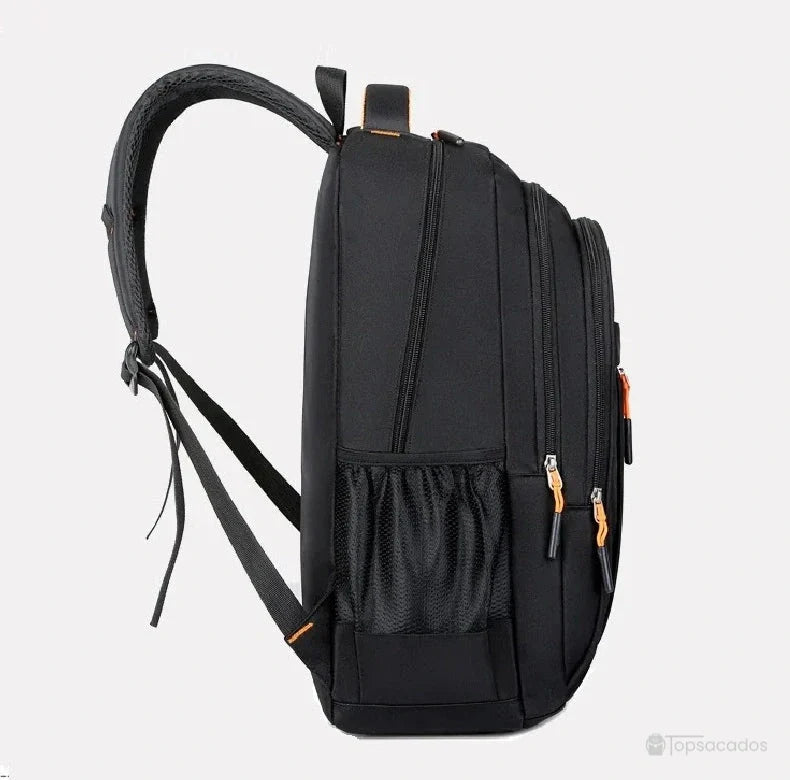 Sac a dos pour cours noir vu de profil, montrant sa structure compacte avec plusieurs fermetures éclair et poche latérale en filet.