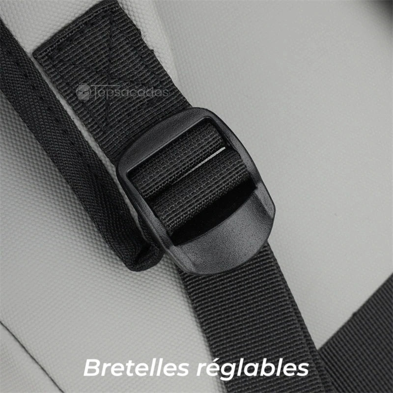 Sac à dos pour étudiant avec zoom sur les bretelles réglables en nylon noir et boucle en plastique, assurant un port confortable.