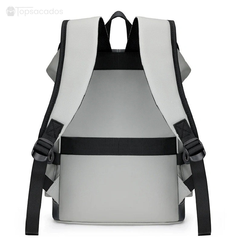 Sac à dos pour étudiant vu de dos, avec bretelles rembourrées, sangle de maintien et tissu gris clair contrasté avec noir.