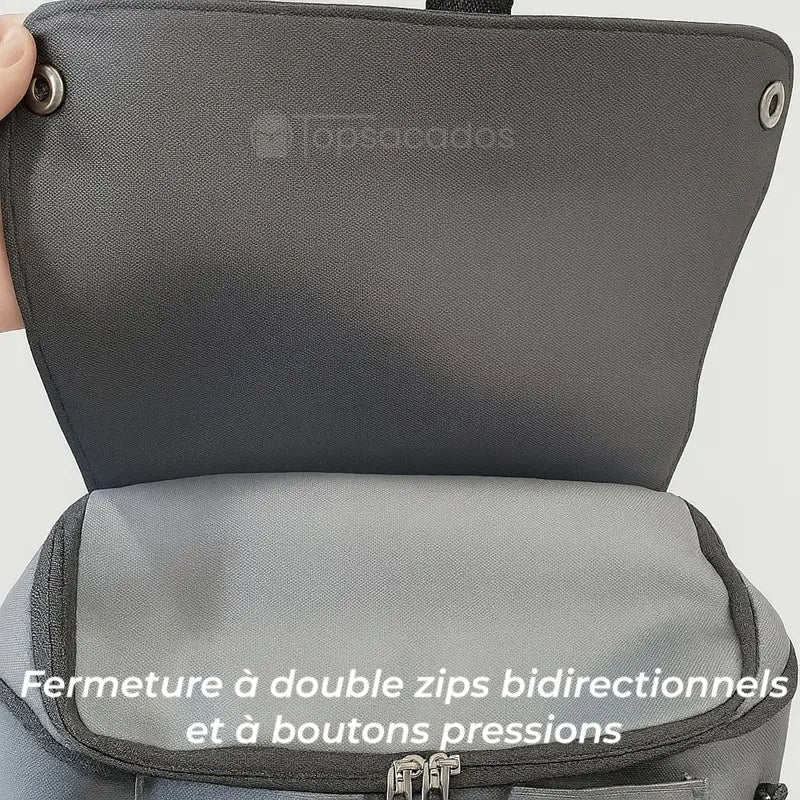 Sac à dos pour étudiant avec rabat relevé, montrant une double fermeture à zips bidirectionnels et boutons-pression pour une sécurité renforcée.