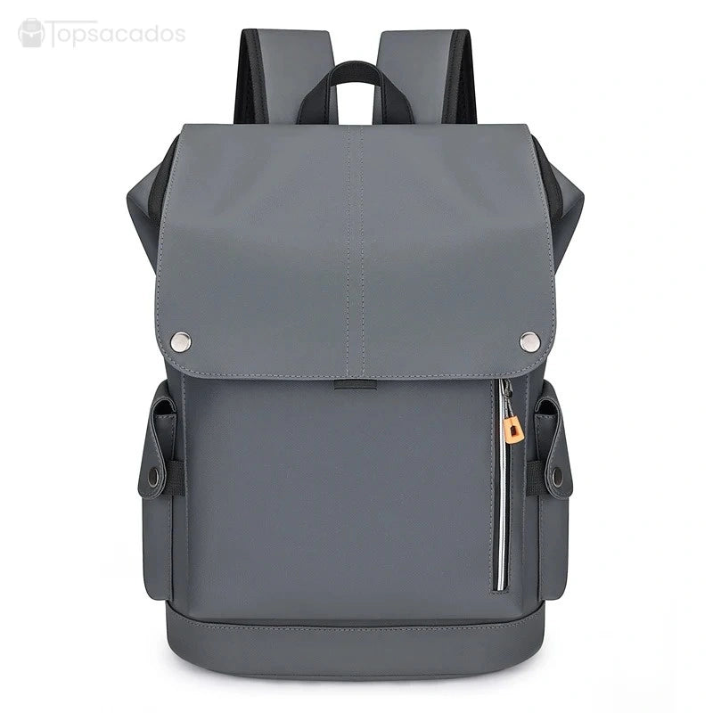 Sac à dos pour étudiant en coloris gris uni, avec rabat lisse et poche verticale à fermeture éclair, conçu pour un usage quotidien.