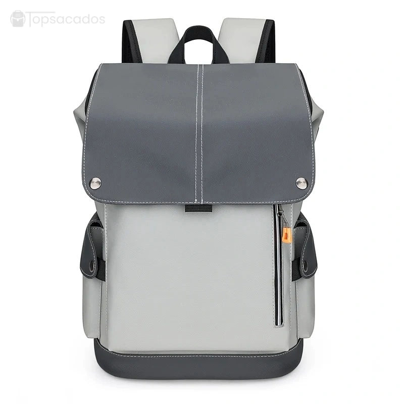 Sac à dos pour étudiant bicolore gris clair et gris foncé vu de face, au design structuré avec rabat renforcé et finitions nettes.