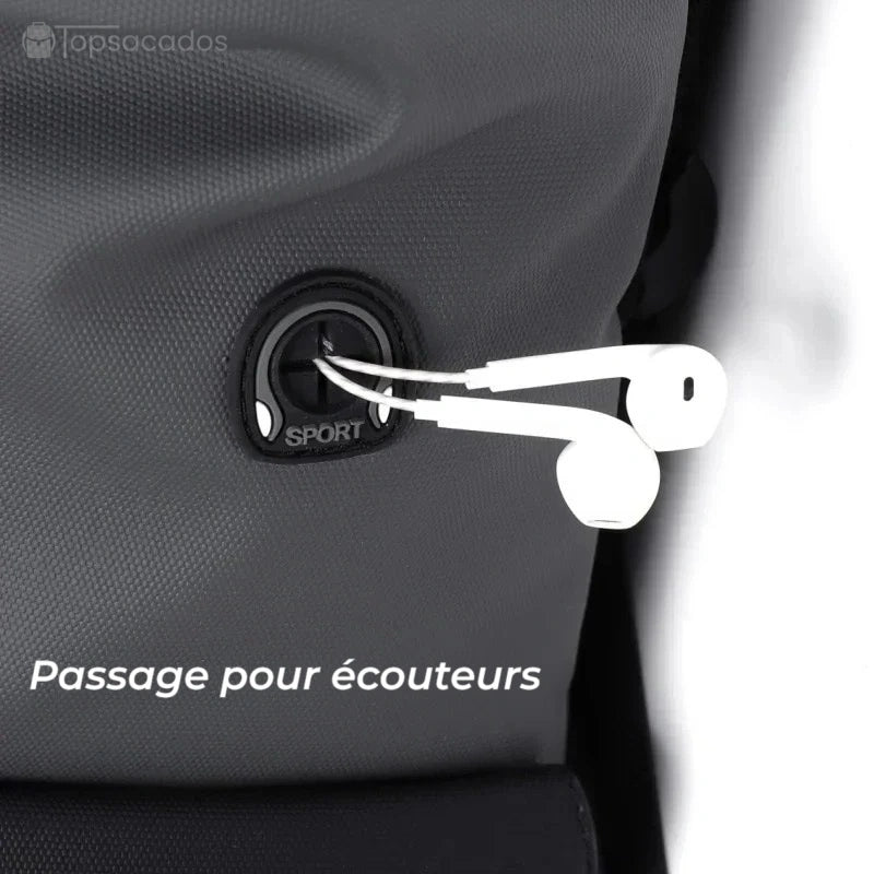 Sac à dos pour étudiant avec port dédié au passage des écouteurs blancs, situé sur la partie latérale supérieure du sac.