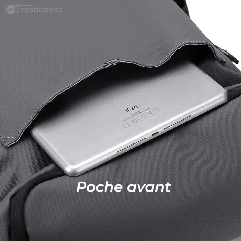 Sac à dos pour étudiant avec poche avant dissimulée contenant une tablette, pratique pour un accès rapide aux essentiels.