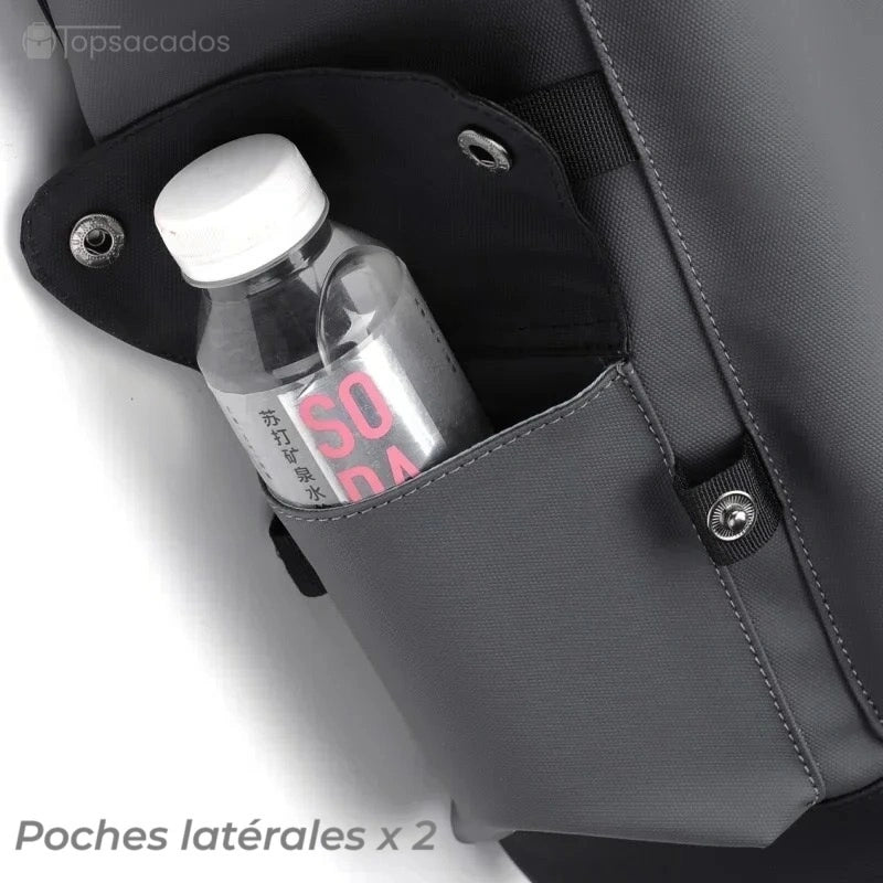 Sac à dos pour étudiant avec poches latérales à rabats pression, dont l’une contient une bouteille d’eau.
