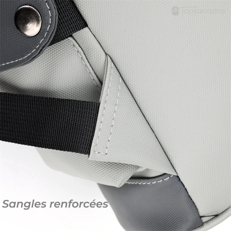 Sac à dos pour étudiant avec zoom sur les renforts de sangle en tissu épais et surpiqûres solides pour une durabilité accrue.