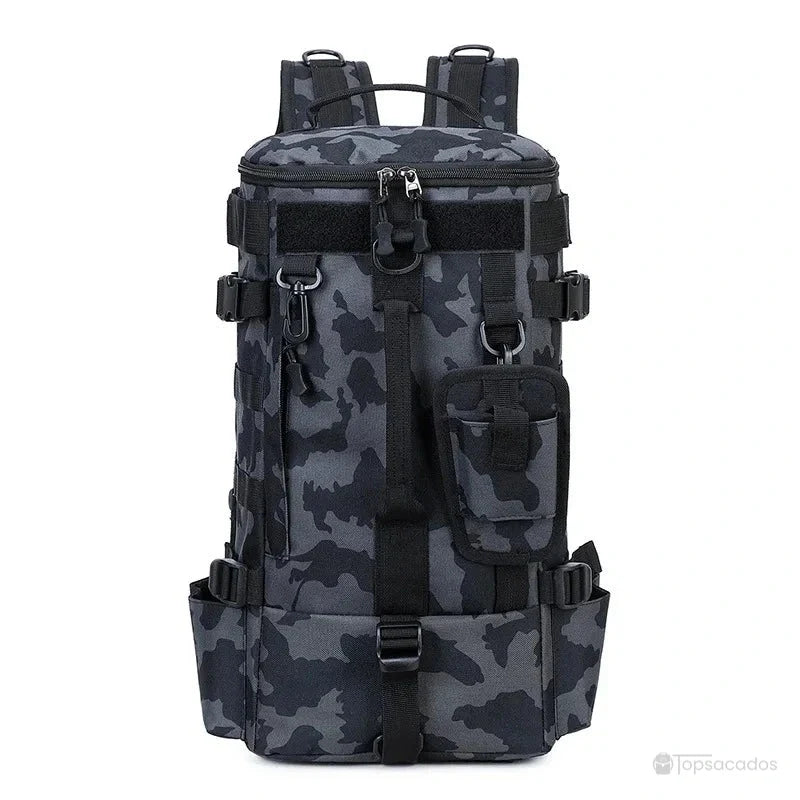 Sac à dos pour la pêche avec motif camouflage noir et gris, conçu pour les sessions discrètes au bord de l'eau ou en forêt.