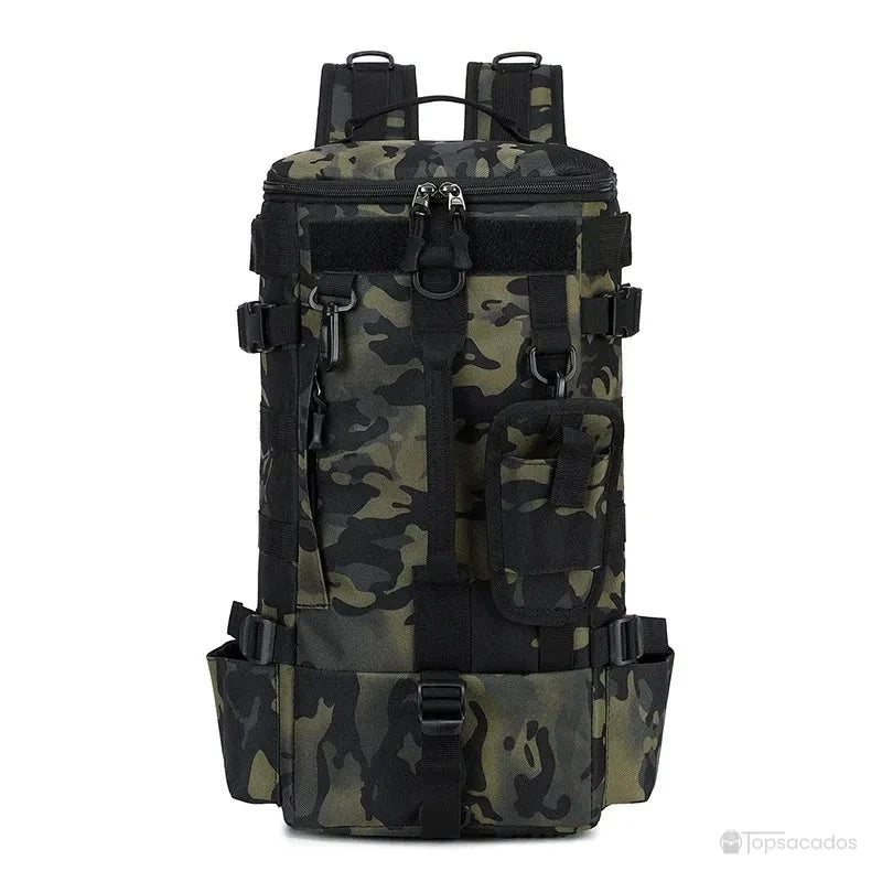 Sac à dos pour la pêche avec imprimé camouflage foncé, idéal pour les expéditions de pêche en pleine nature.