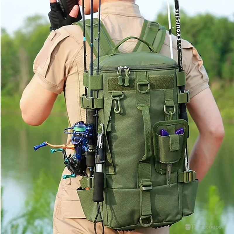 Sac à dos pour la pêche porté dans le dos en pleine nature, avec quatre cannes bien maintenues par les fixations latérales.
