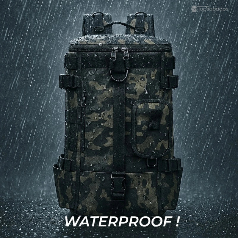 Sac à dos pour la pêche camouflage sous la pluie, montrant sa résistance à l’eau grâce à un revêtement waterproof performant.