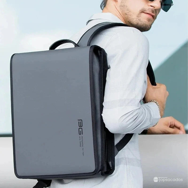 Sac à dos pour PC portable 15.6 pouces gris porté par un homme habillé en clair dans un cadre urbain