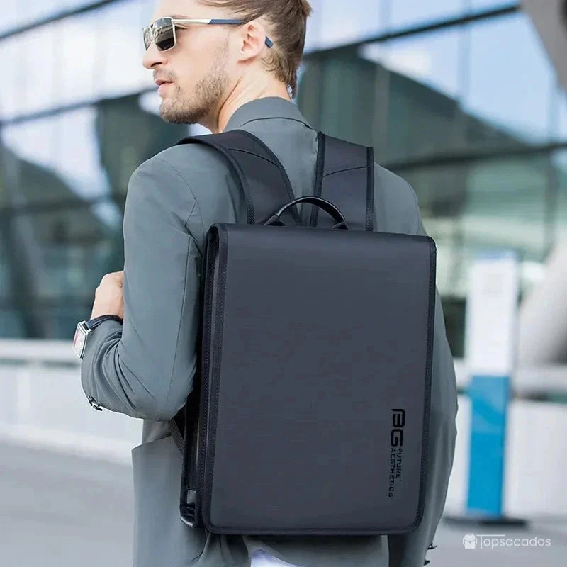 Sac à dos pour PC portable 15.6 pouces porté par un homme devant une façade vitrée moderne