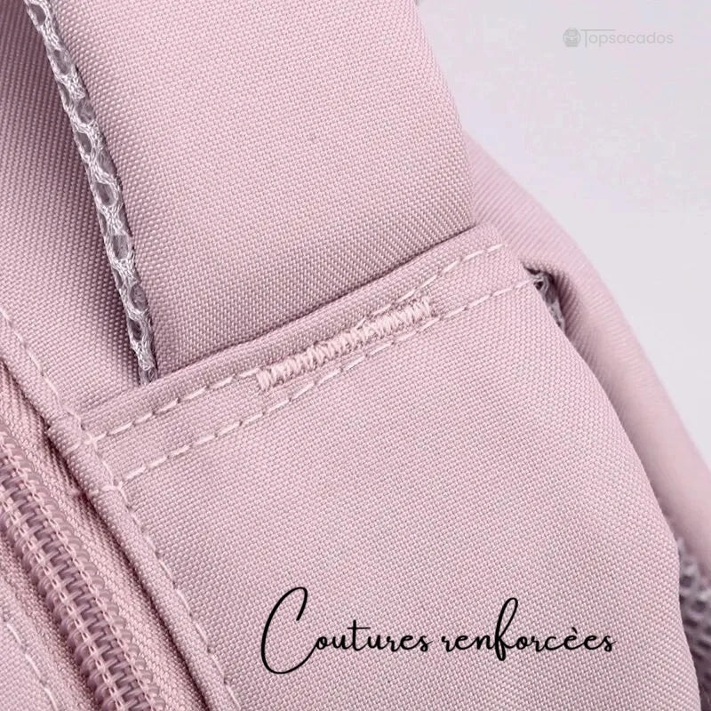 Sac à dos primaire fille avec focus sur les coutures renforcées pour plus de durabilité.