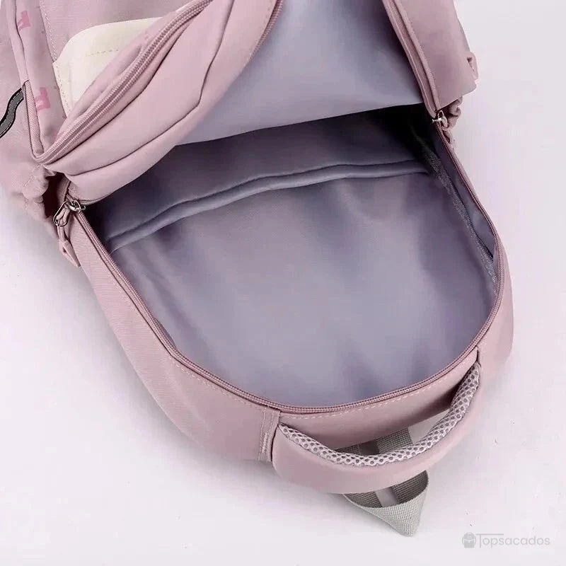 Sac à dos primaire fille ouvert montrant l'intérieur spacieux et doublé en tissu gris clair.