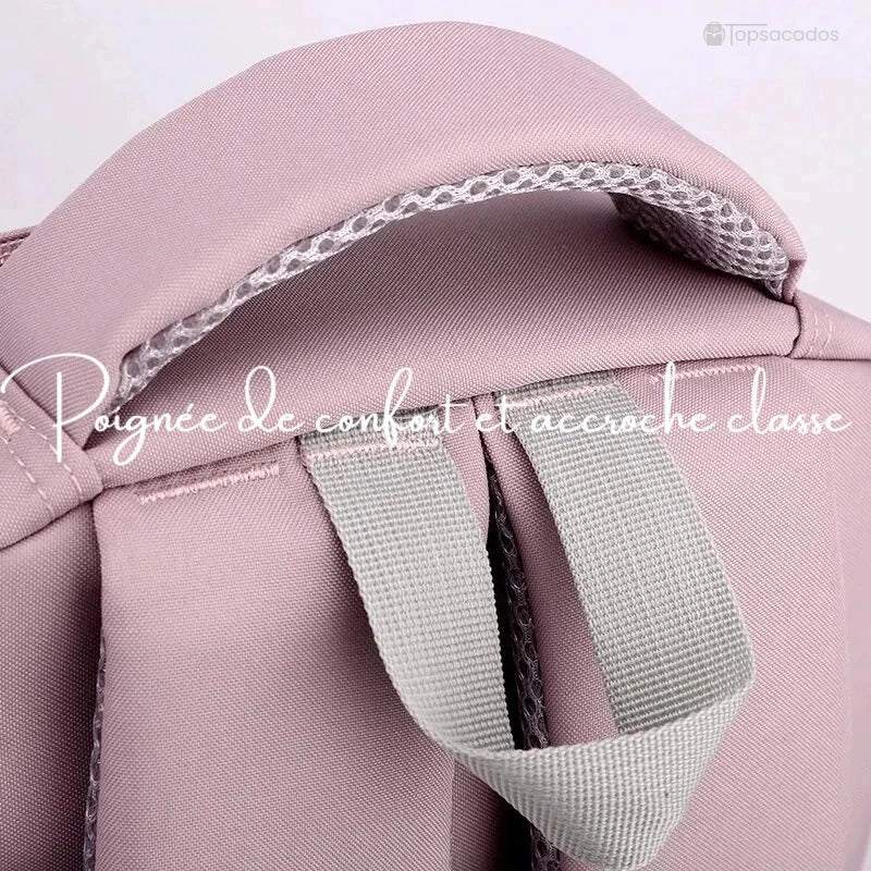 Sac à dos primaire fille avec focus sur la poignée supérieure rembourrée et la boucle d'accroche.