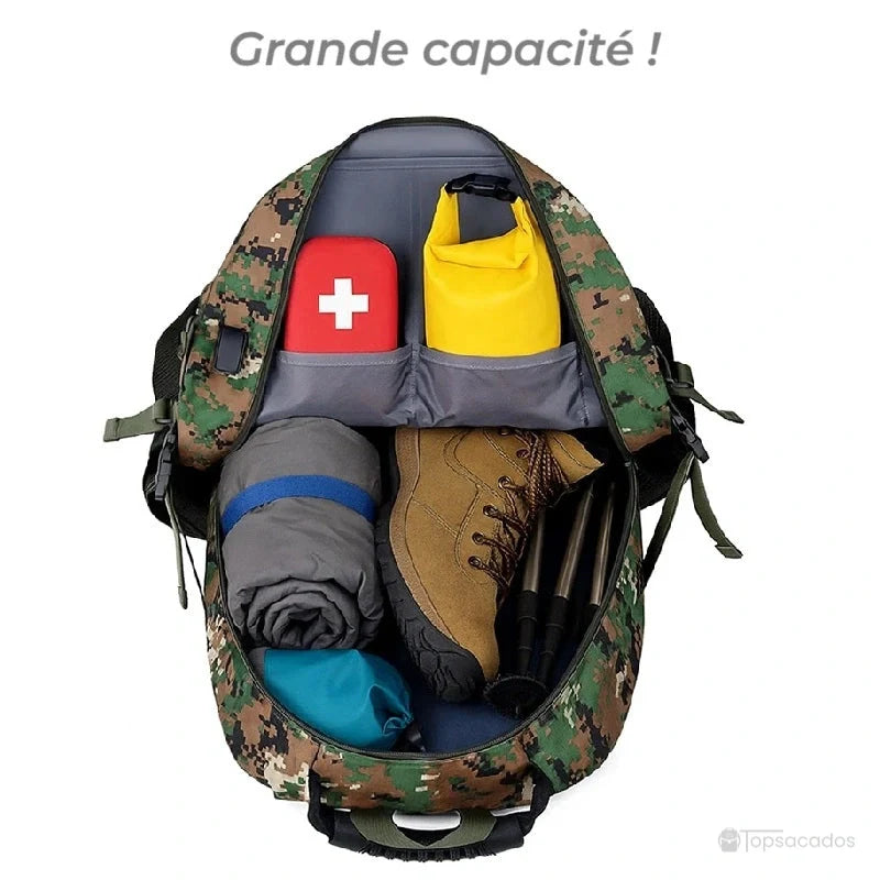 Sac à dos rando ouvert montrant une grande capacité de rangement avec équipement de randonnée à l'intérieur sur fond blanc