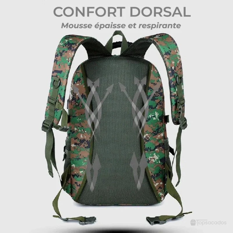 Sac Ă dos rando camouflage vu de dos, avec rembourrage dorsal respirant illustrĂ© par des flĂšches dâaĂ©ration