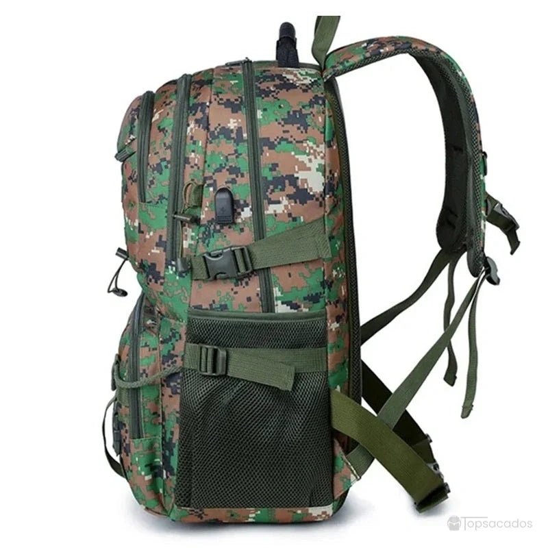 Sac à dos rando camouflage vu de profil, avec sangle de compression et poche filet latérale