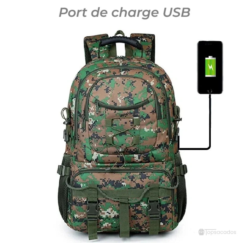 Sac à dos rando avec port de charge USB intégré, illustré avec cùble connecté à un smartphone