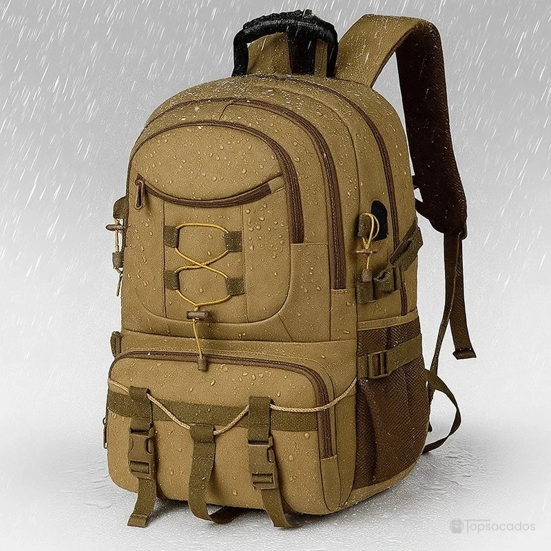 Sac Ă dos rando kaki vu sous la pluie, illustrant son tissu impermĂ©able et rĂ©sistant Ă lâhumiditĂ©