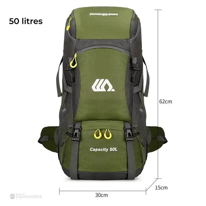 Sac à dos randonnée 50 litres vert présenté debout avec mesures précises de 62 cm de haut, 30 cm de large et 15 cm de profondeur.