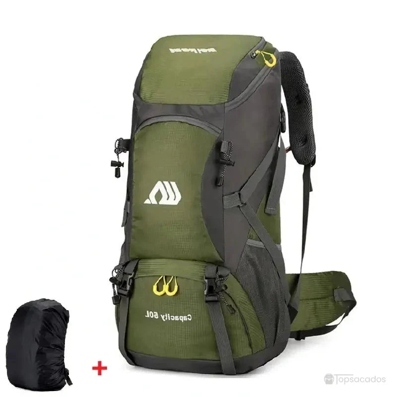 Sac à dos randonnée 50 litres vert avec détails jaunes et housse de protection, debout sur fond blanc.