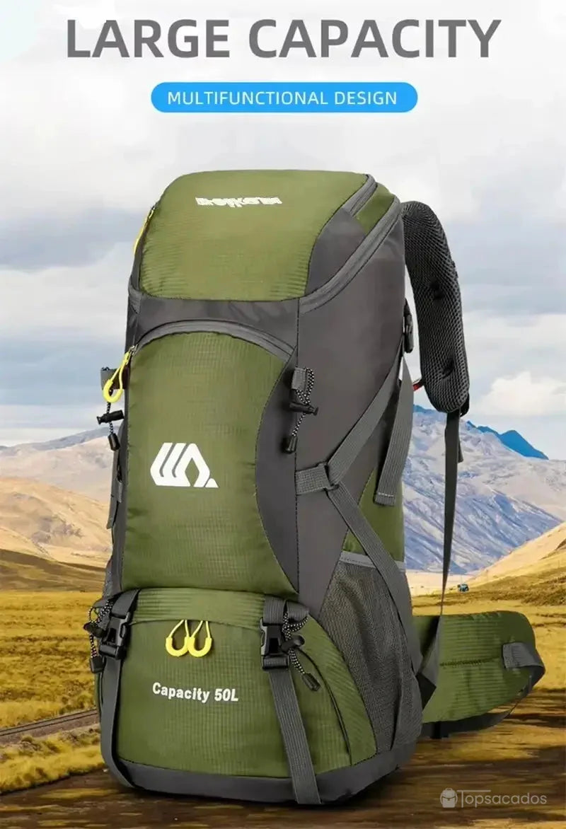 Sac à dos randonnée 50 litres vert posé en pleine nature, devant un paysage de montagnes, avec mention 'large capacity'.