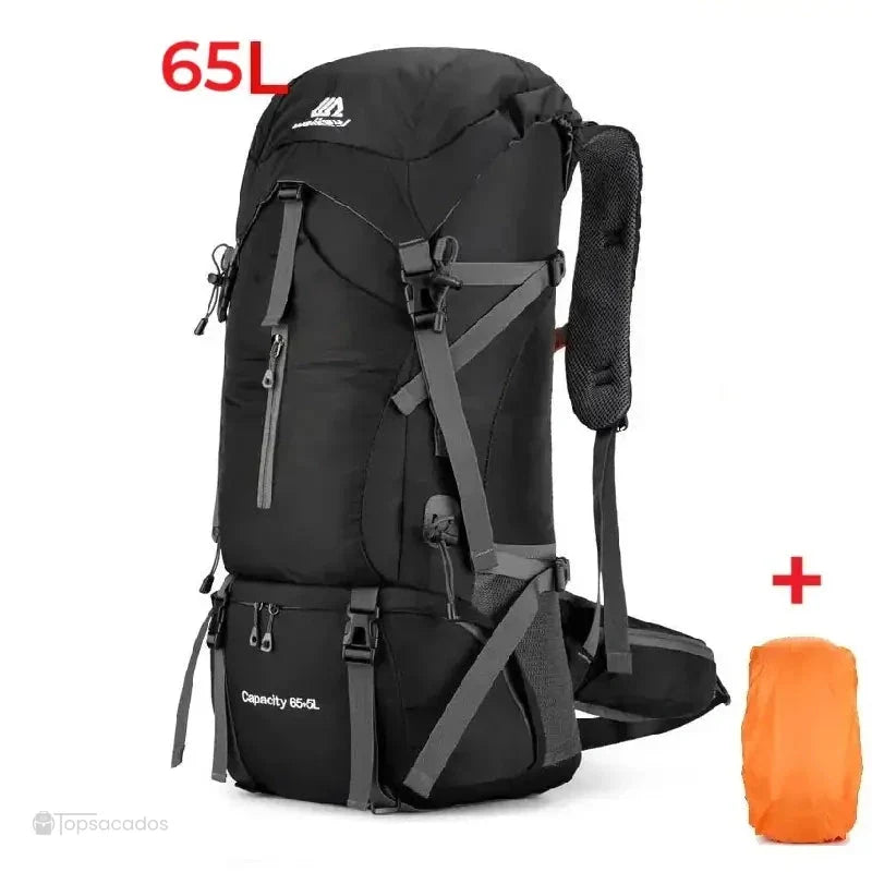 Sac à dos randonnée étanche 65 litres noir, présenté avec housse de pluie orange incluse pour protection contre les intempéries