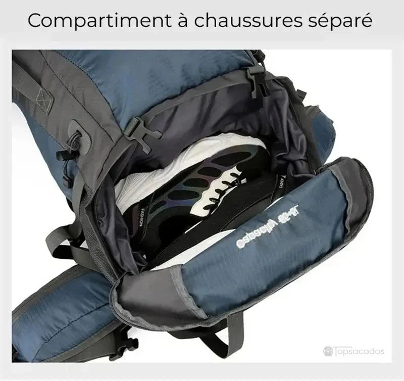 Sac à dos randonnée étanche 65 litres avec compartiment inférieur ouvert, contenant une paire de chaussures de sport