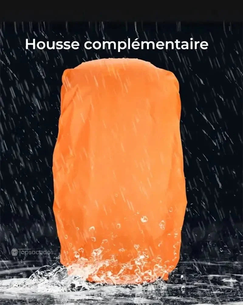 Sac à dos randonnée étanche 65 litres protégé par une housse orange imperméable sous une forte pluie