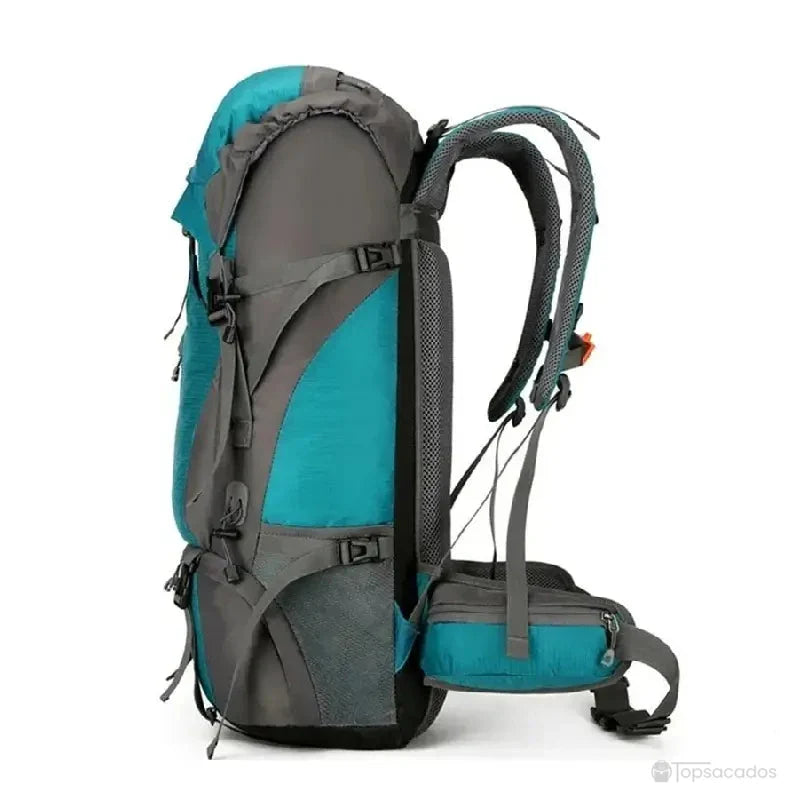 Sac à dos randonnée étanche 65 litres vu de profil, montrant les sangles latérales, la ceinture ventrale rembourrée et les bretelles ergonomiques