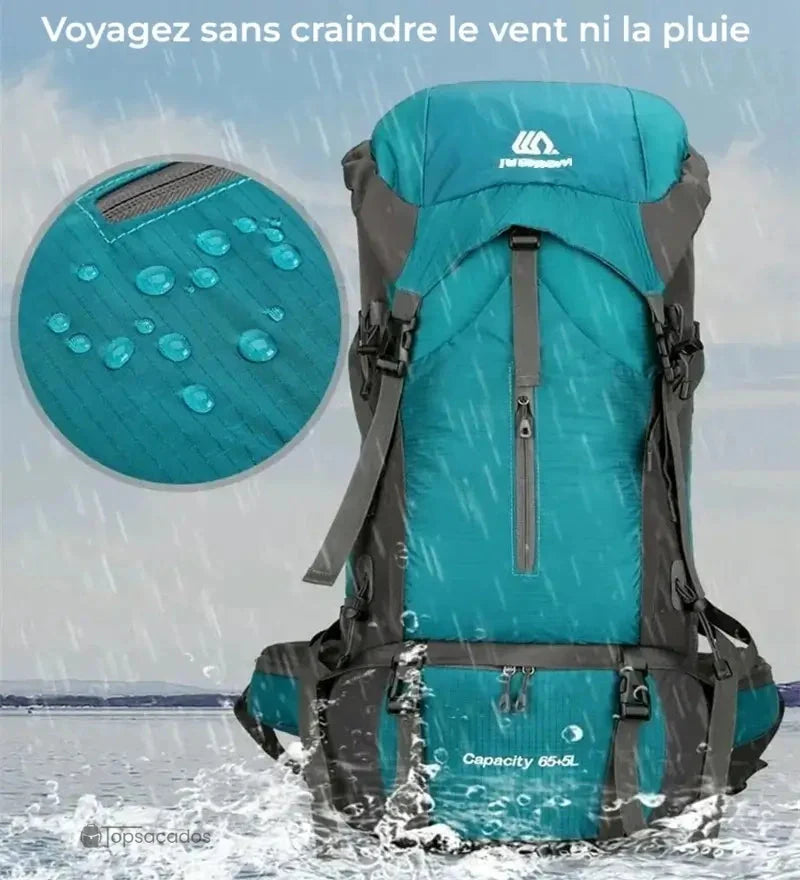 Sac à dos randonnée étanche 65 litres exposé à la pluie, avec zoom sur tissu déperlant, utilisé en bord de mer sous une pluie battante