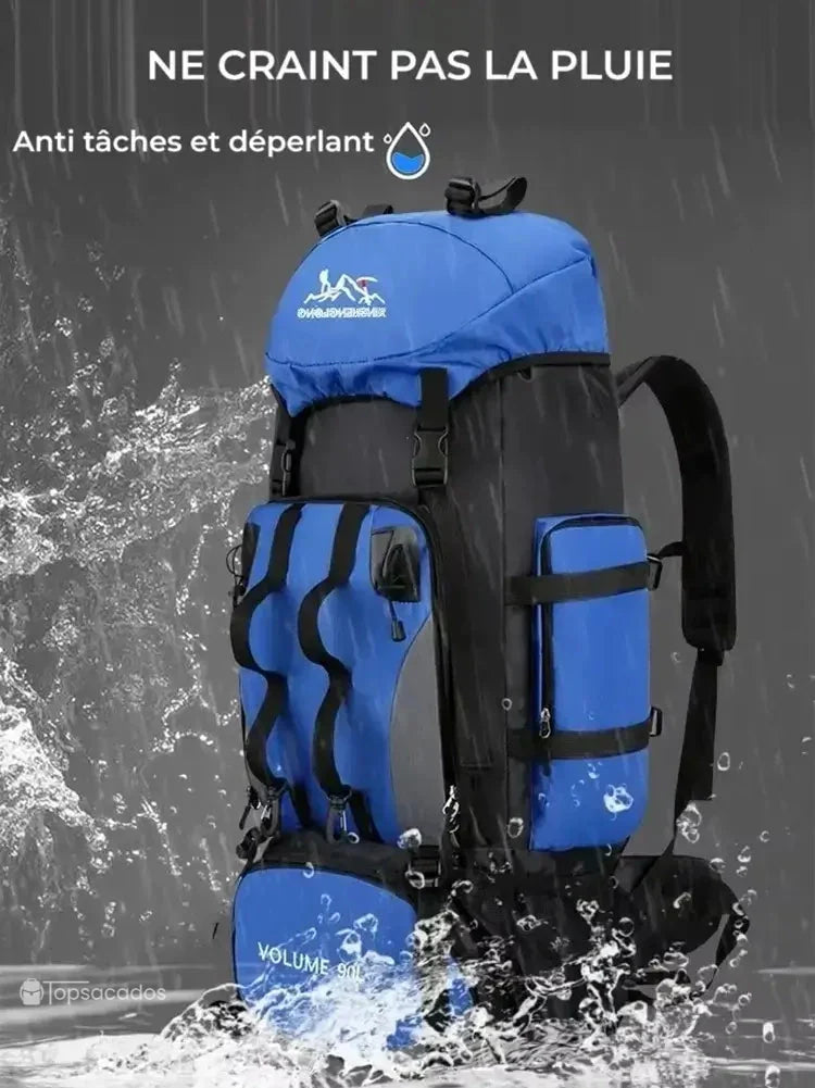 Sac à dos randonnée sous la pluie en pleine action, illustrant ses propriétés anti-taches et déperlantes en conditions extrêmes.