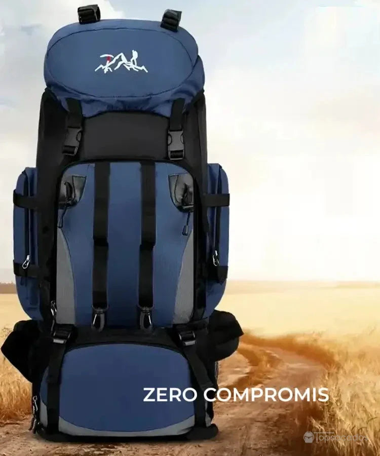 Sac à dos randonnée bleu foncé mis en avant sur un chemin de campagne dorée, symbolisant la robustesse et l'absence de compromis.