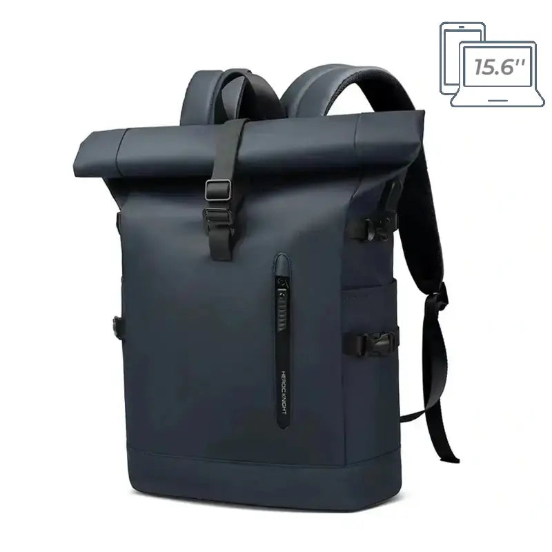 Sac a dos Roll Top bleu vu de face avec fermeture roll-top et dos matelassé, pensé pour les trajets urbains ou professionnels.