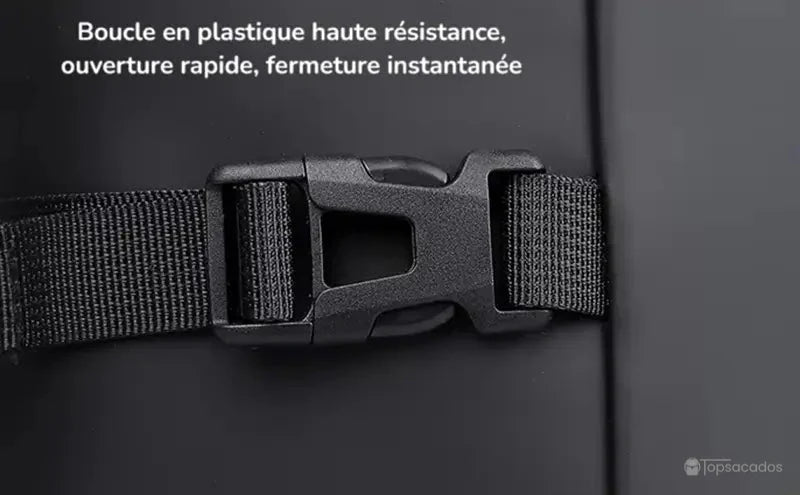 Sac a dos Roll Top avec gros plan sur la boucle en plastique haute résistance et focus sur la sangle arrière, conçue pour glisser sur la poignée d’une valise à roulettes.