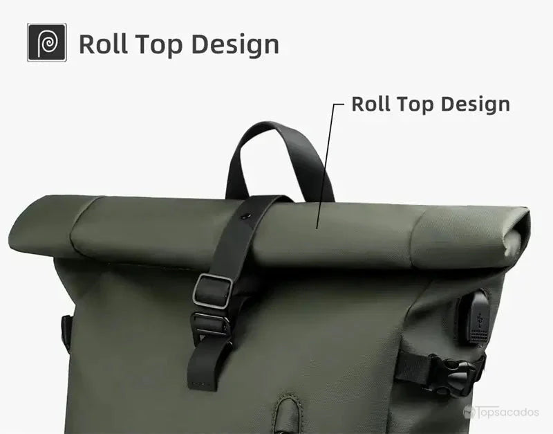 Sac a dos Roll Top en vue latérale, avec la fermeture enroulable bien visible, la poignée supérieure renforcée et une texture mate tendance.